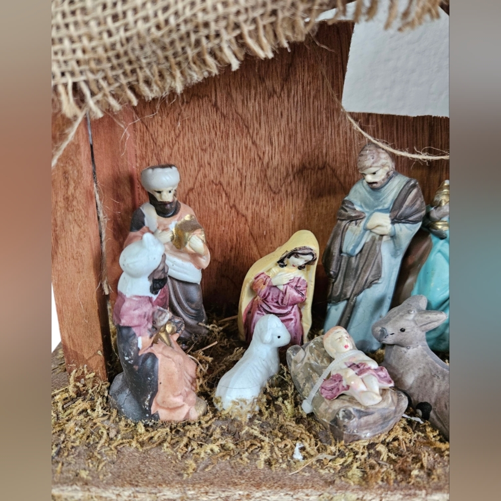 Christmas Miniature Nativity Set Crèche Manger Birth of Jesus Christ Decoration - Picture 2 of 10